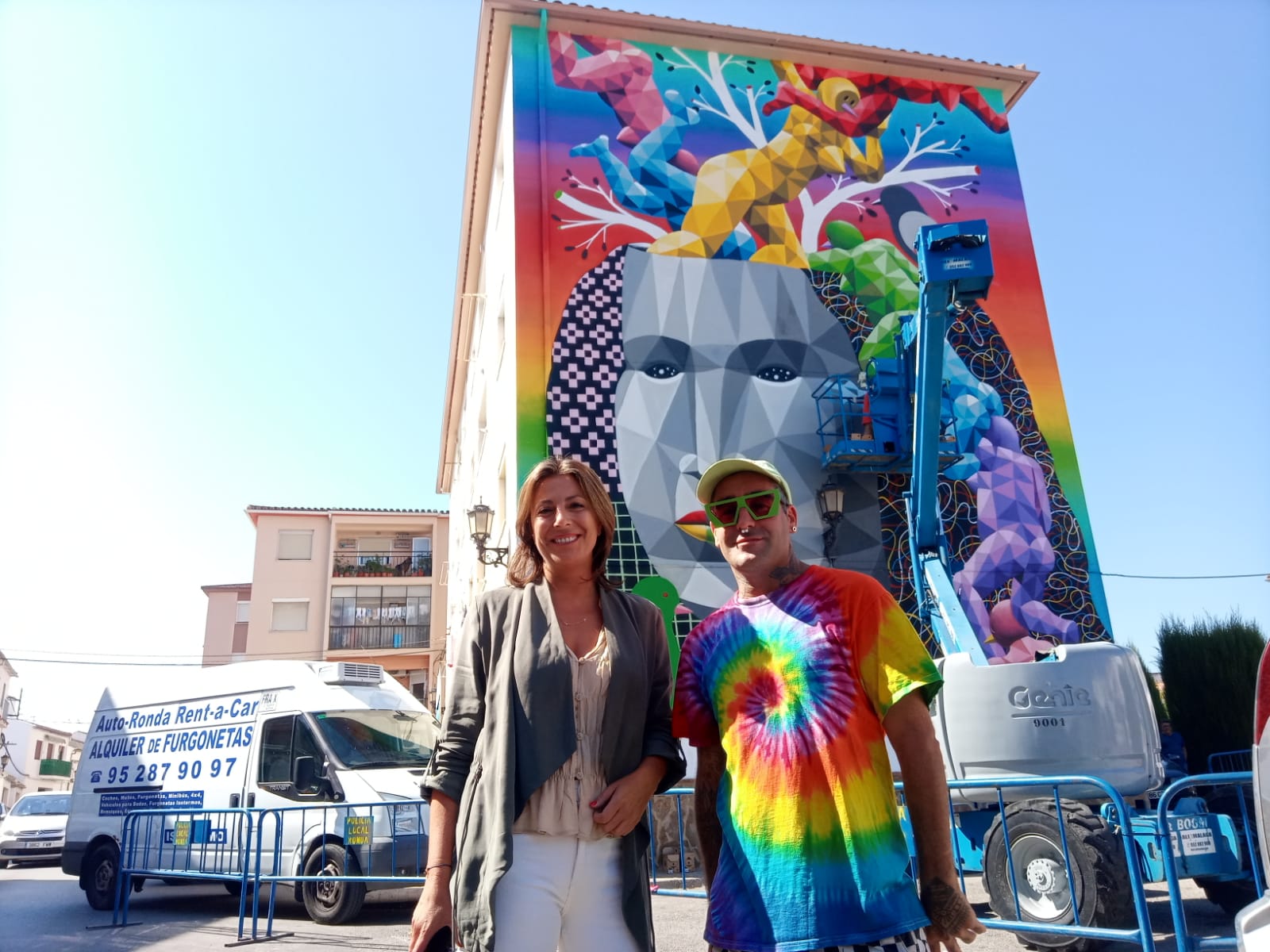 El artista junto a la alcaldesa, delante de su última obra ya terminada.