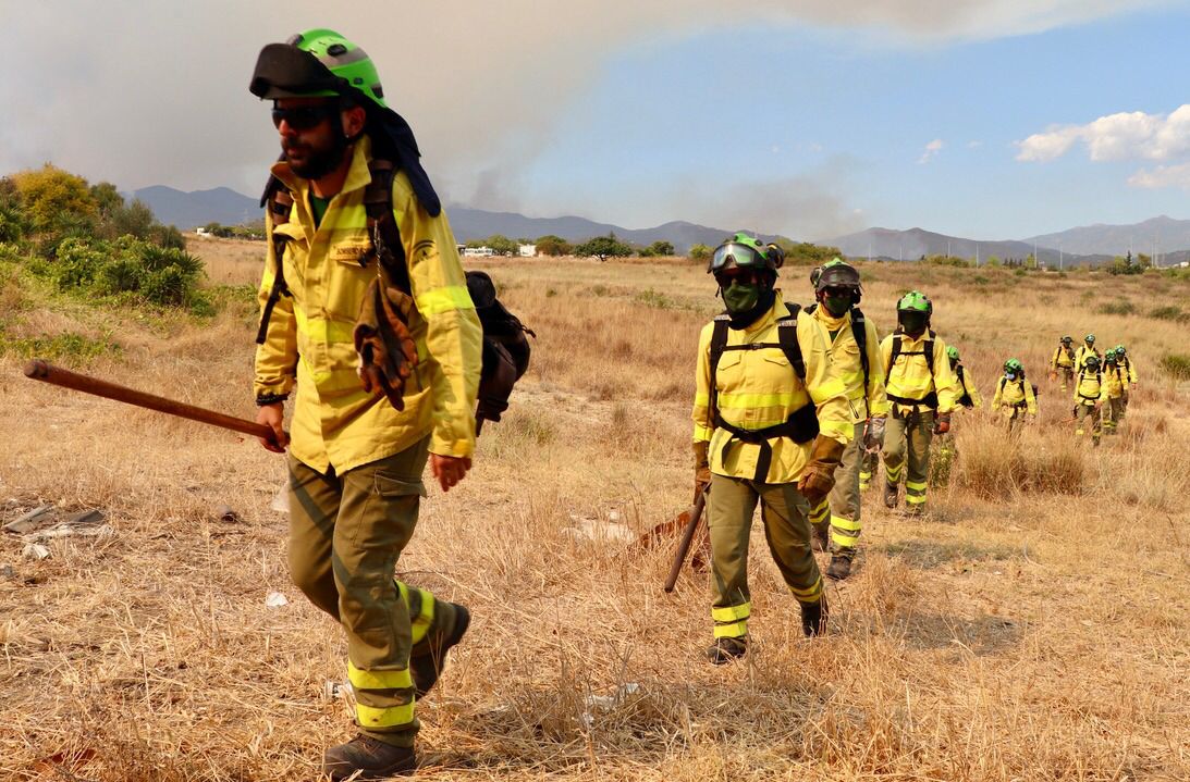 Bomberos forestales de tierra durante un operativo de extinción de incendios.