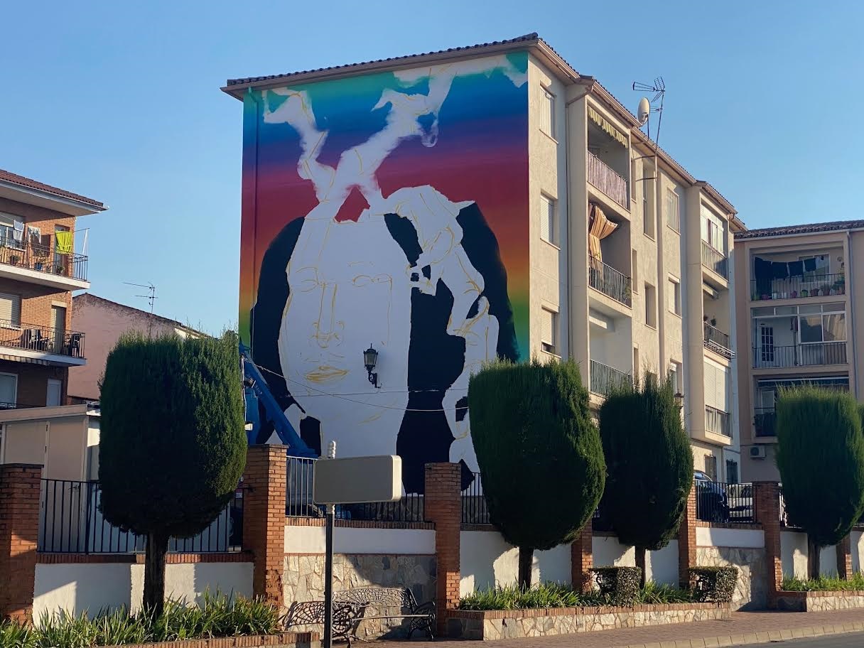 Okuda regresa a Ronda para regalarle otro mural urbano lleno de arte