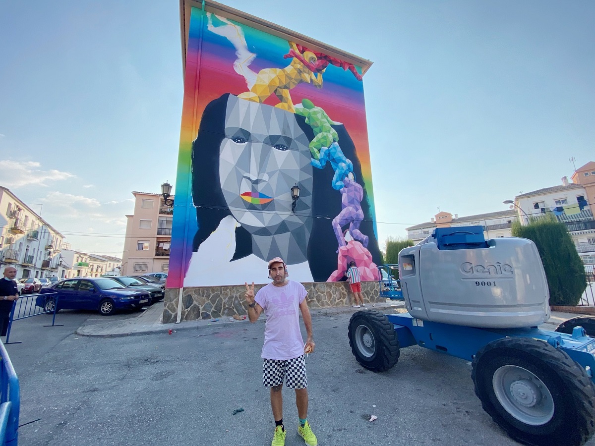 El artista Okuda junto a la tercera pintura urbana que realiza en Ronda.