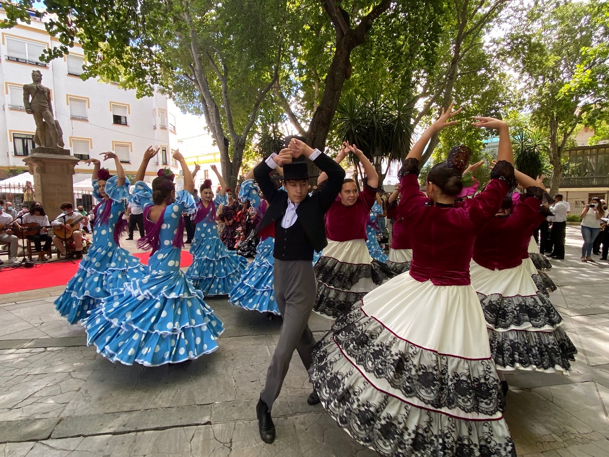 Los coros y danzas han bailado junto a la estatua de Pedro Romero, durante el acto oficial.
