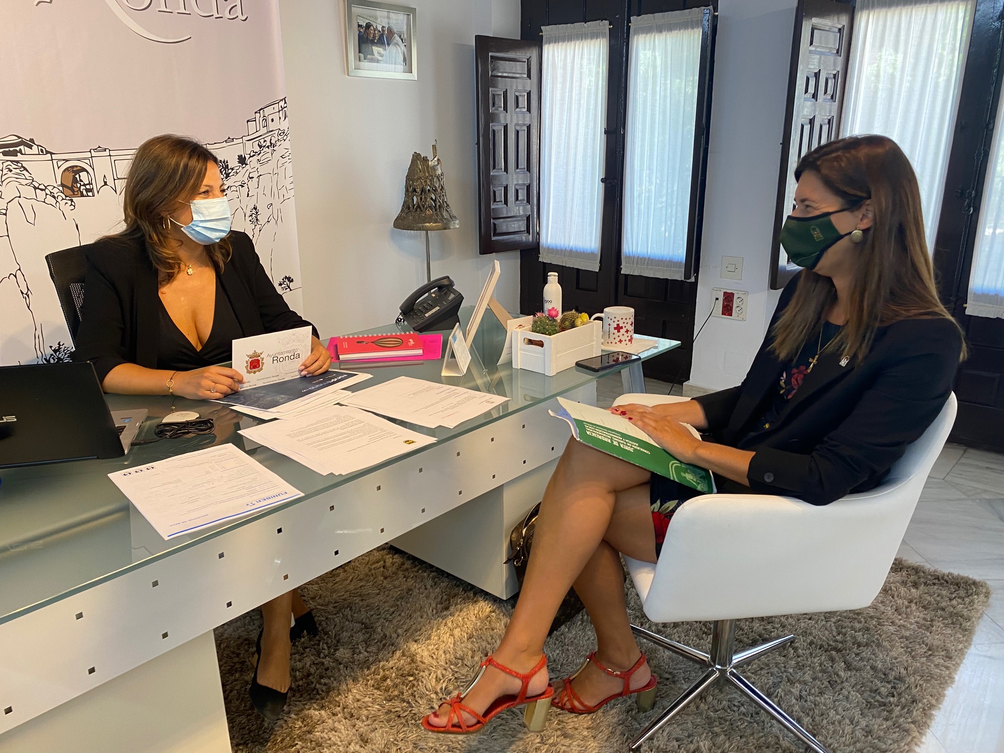 La alcaldesa y la delegada territorial en la reunión mantenida esta mañana.,