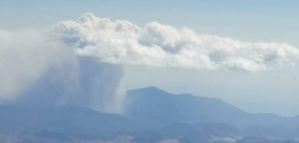 Las nubes amenazan con lanzar sobre las poblaciones restos de materiales del incendio.