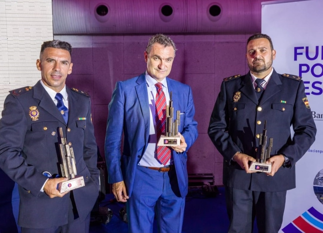 Los dos agentes rondeños, junto a un periodista de Canal Sur que también ha sido galardonado.