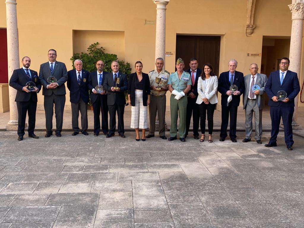 Autoridades, organizadores y galardonados en la foto de familia tras el acto.