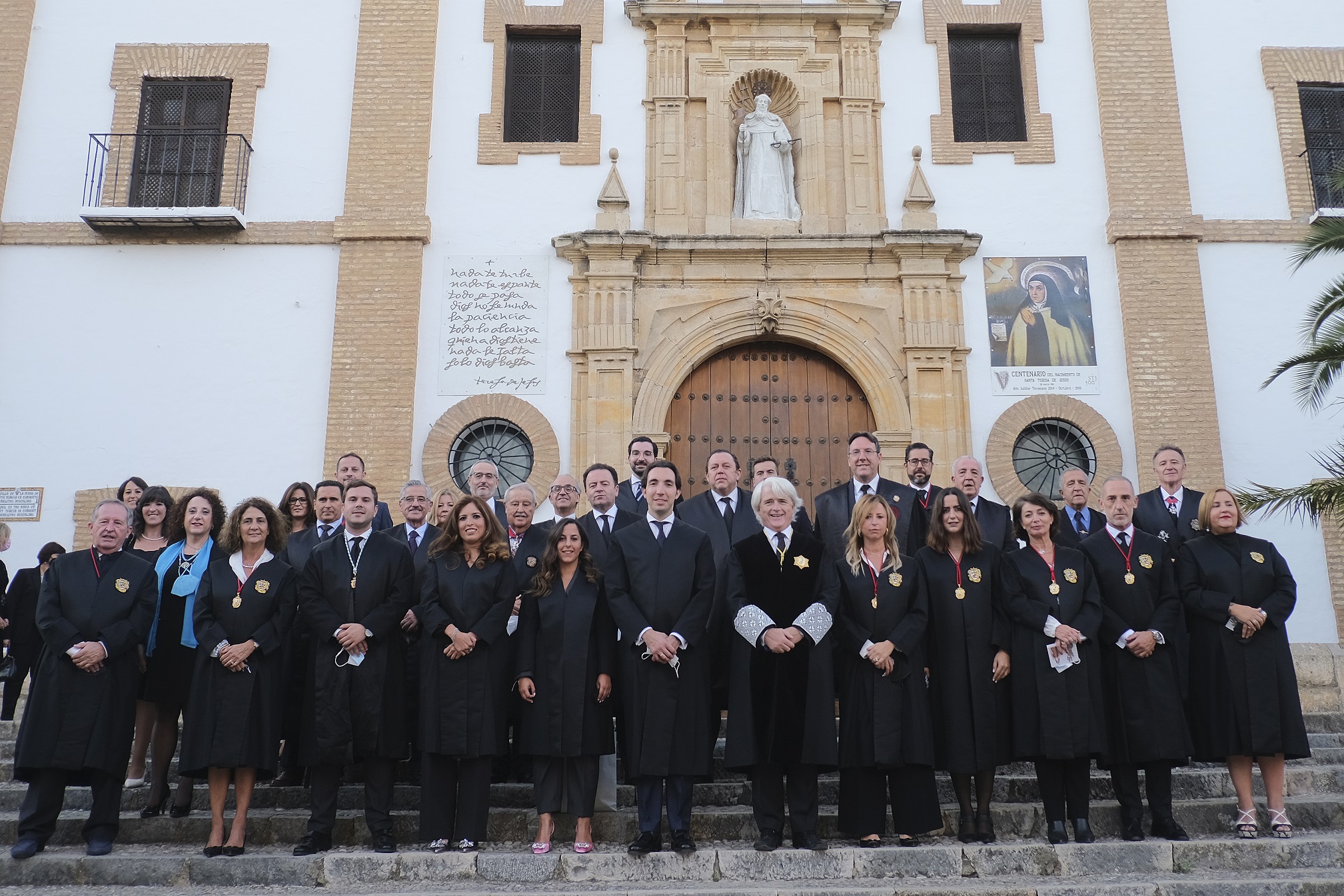 Foto de familia de los abogados rondeños tras la celebración de la misa en honor a Santa Teresa, su patrona.