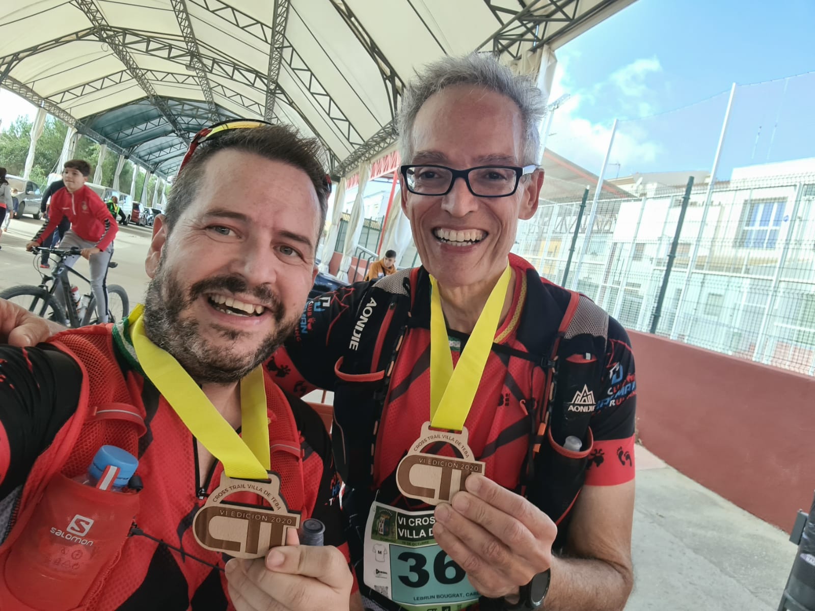 Los dos corredores rondeños con las medallas obtenidas en Teba.