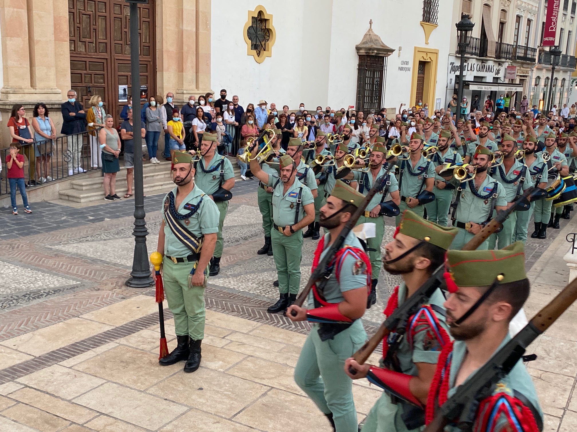 La Legión celebra el Día de la Fiesta Nacional con una exhibición militar en el centro de Ronda