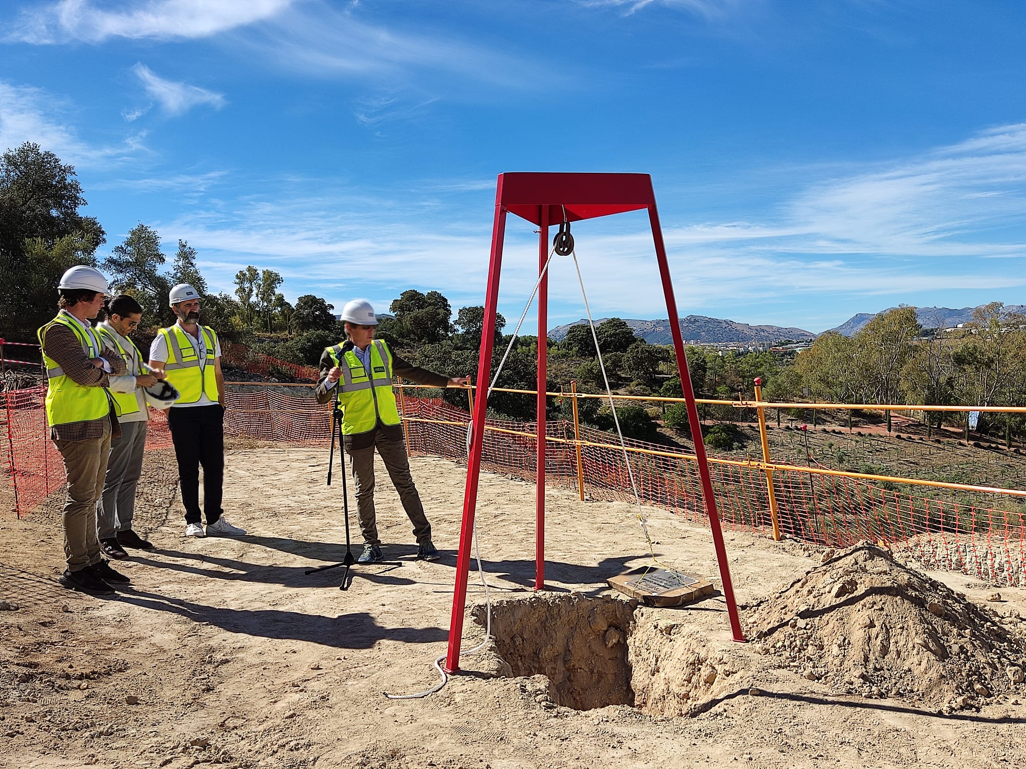 Colocan la primera piedra de la almazara ecológica diseñada por  Philippe Starck