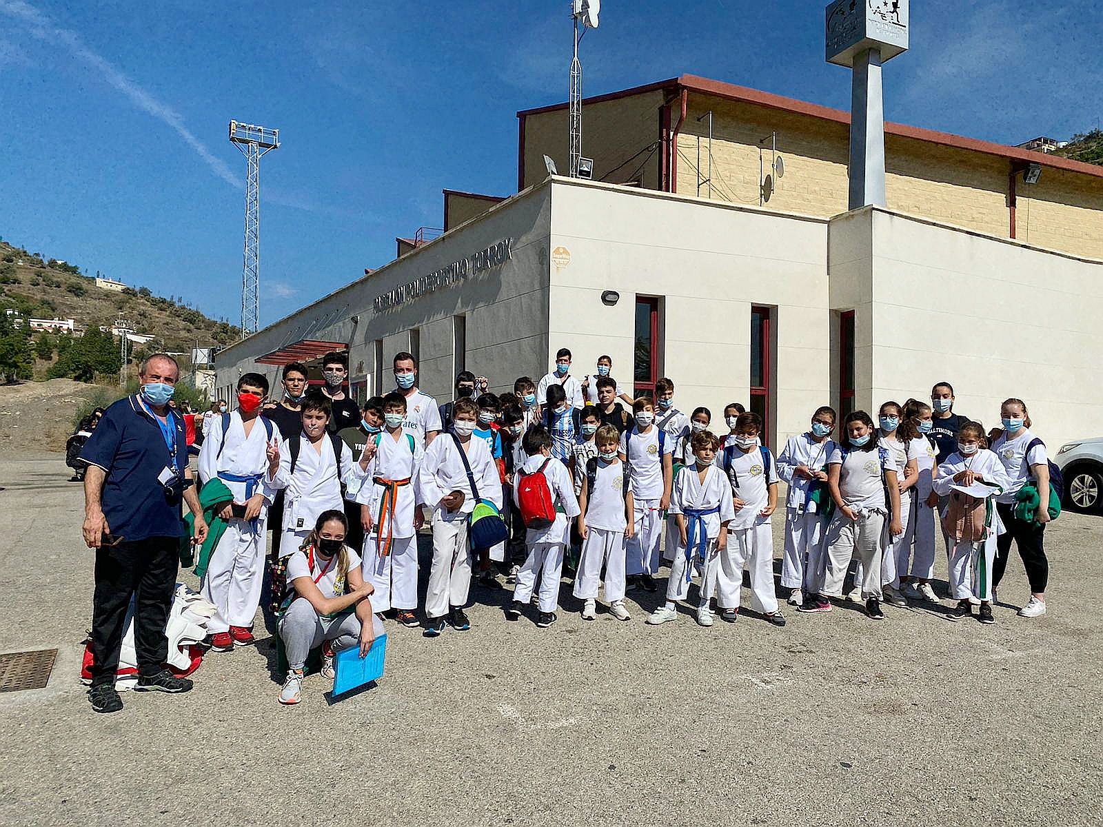 Los karatecas rondeños en su desplazamiento a Torrox.