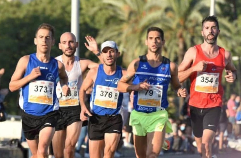 El rondeño durante la carrera en el grupo de cabeza.