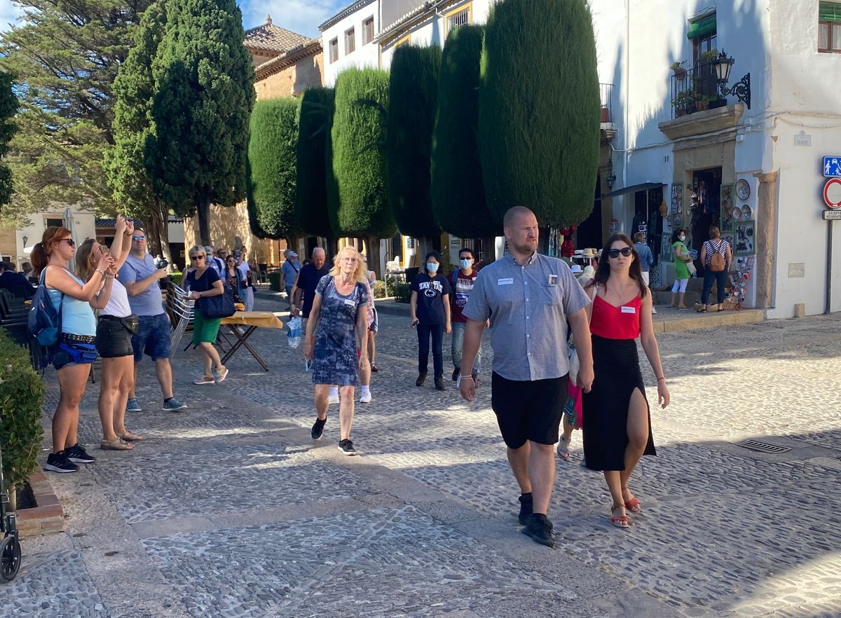 Durante estos días numerosos turistas recorren ls calles rondeñas.