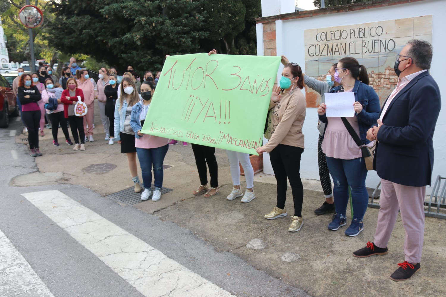 Los padres, durante la protesta, en la que también ha participado el alcalde.