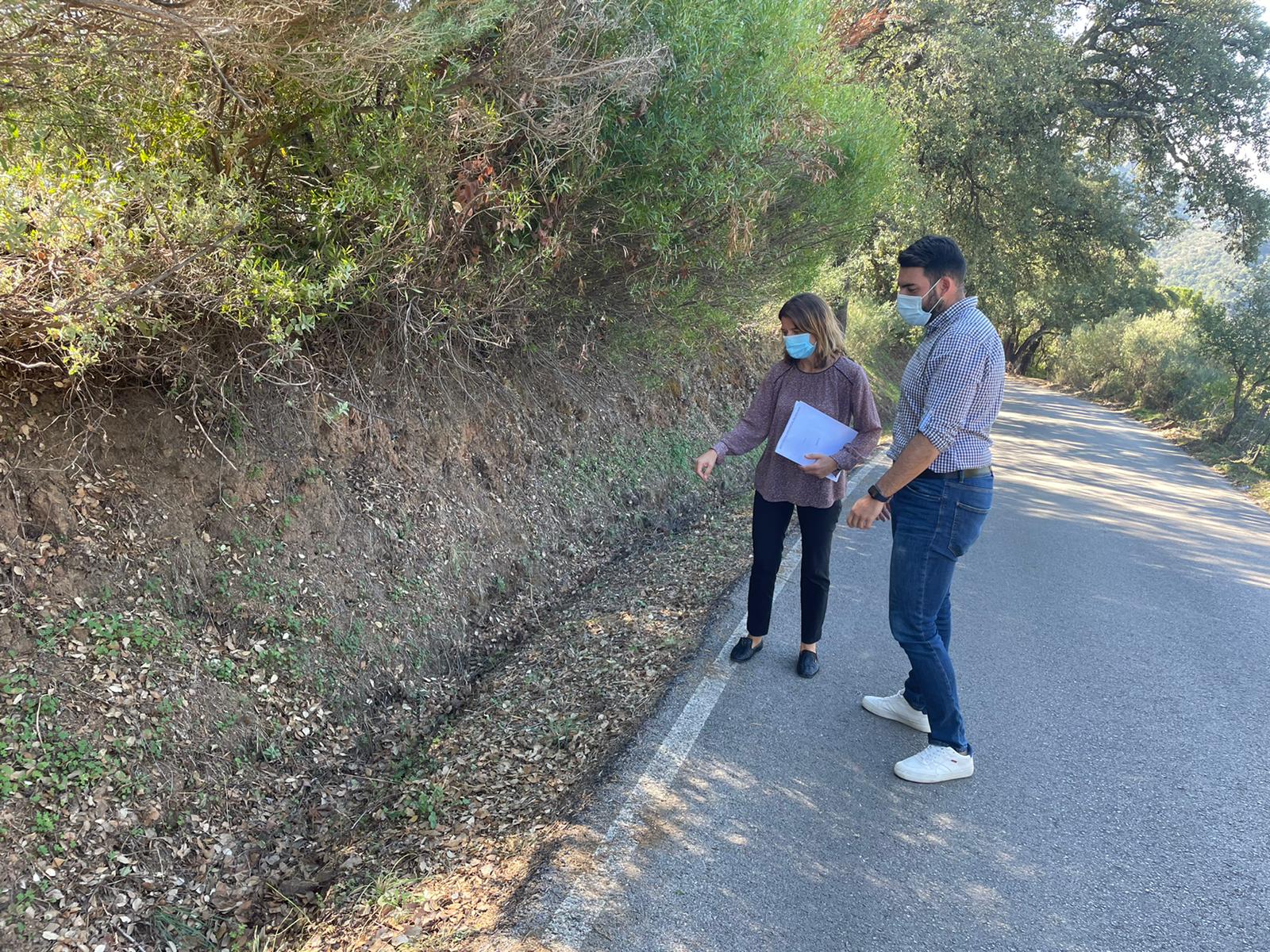La diputada junto al alcalde en las inmediaciones del municipio serrano.