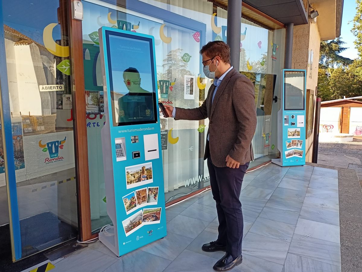 El concejal delegado de Turismo ha revisado hoy uno de estos nuevos dispositivos.