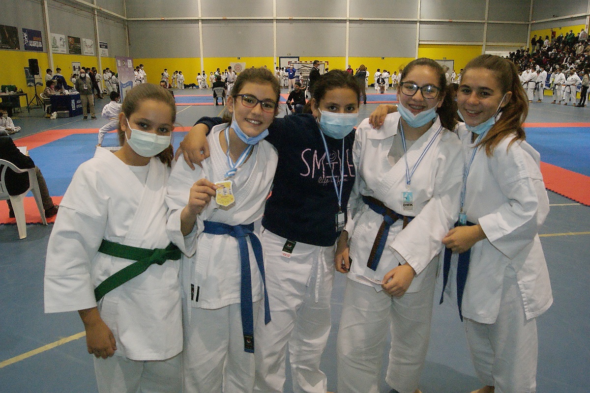 Karatecas rondeñas en el campeonato de Riogordo.