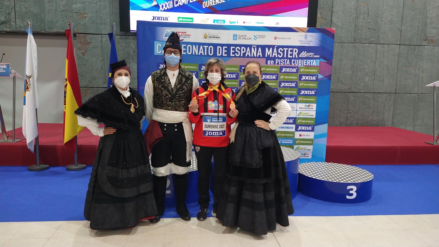 La atleta rondeña muestra las dos medallas obtenidas en Galicia este fin de semana,