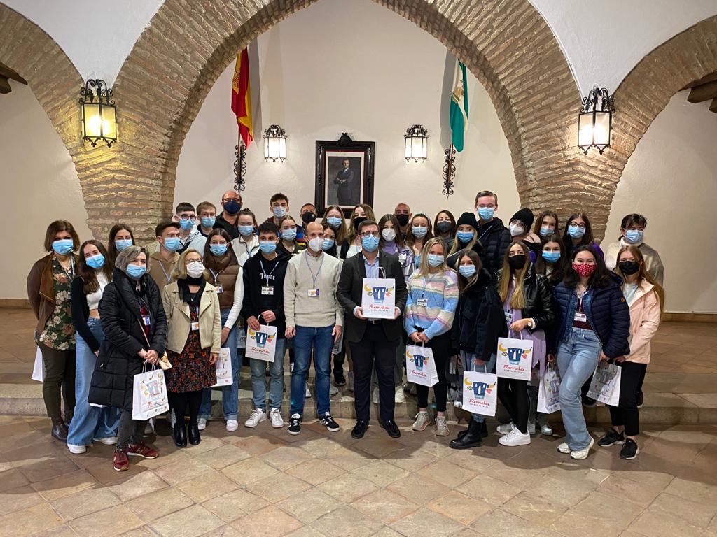 Los alumnos y profesores Erasmus durante su visita al Ayuntamiento.