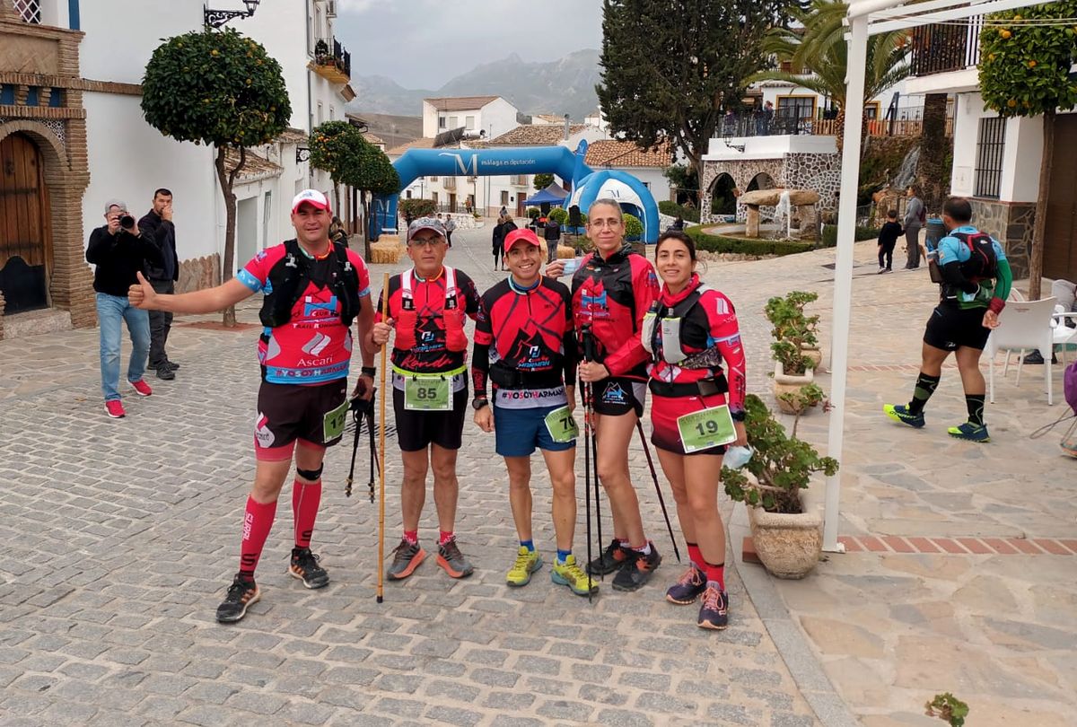 Un grupo de corredores rondeños en la prueba de Montecorto.
