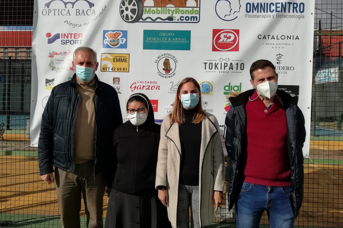 Los organizadores junto al concejal de Deportes en la presentación de la competición solidaria.
