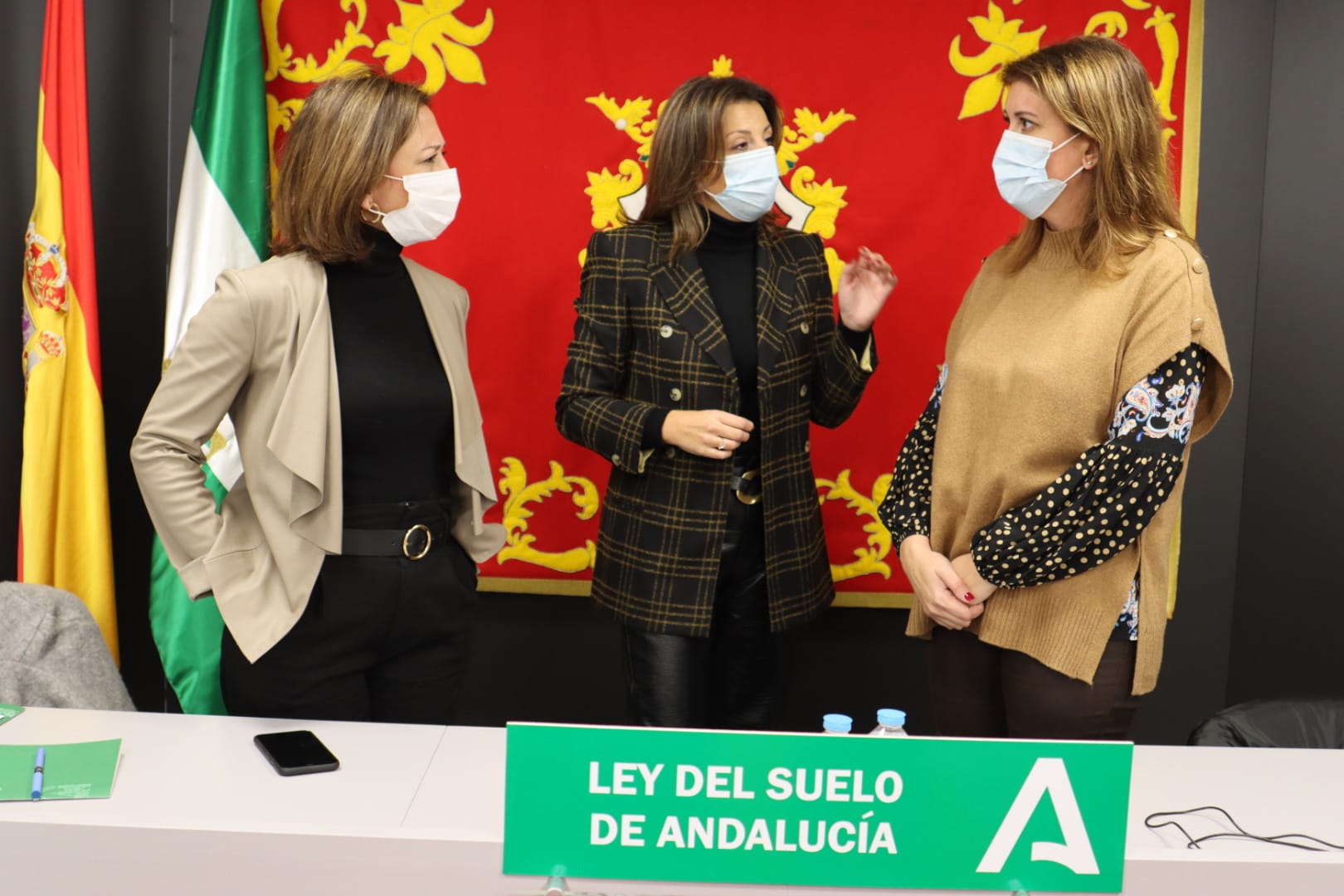 Patricia Navarro, Maripaz Fernández y Carmen Casero durante la reunión con los alcaldes de la comarca.