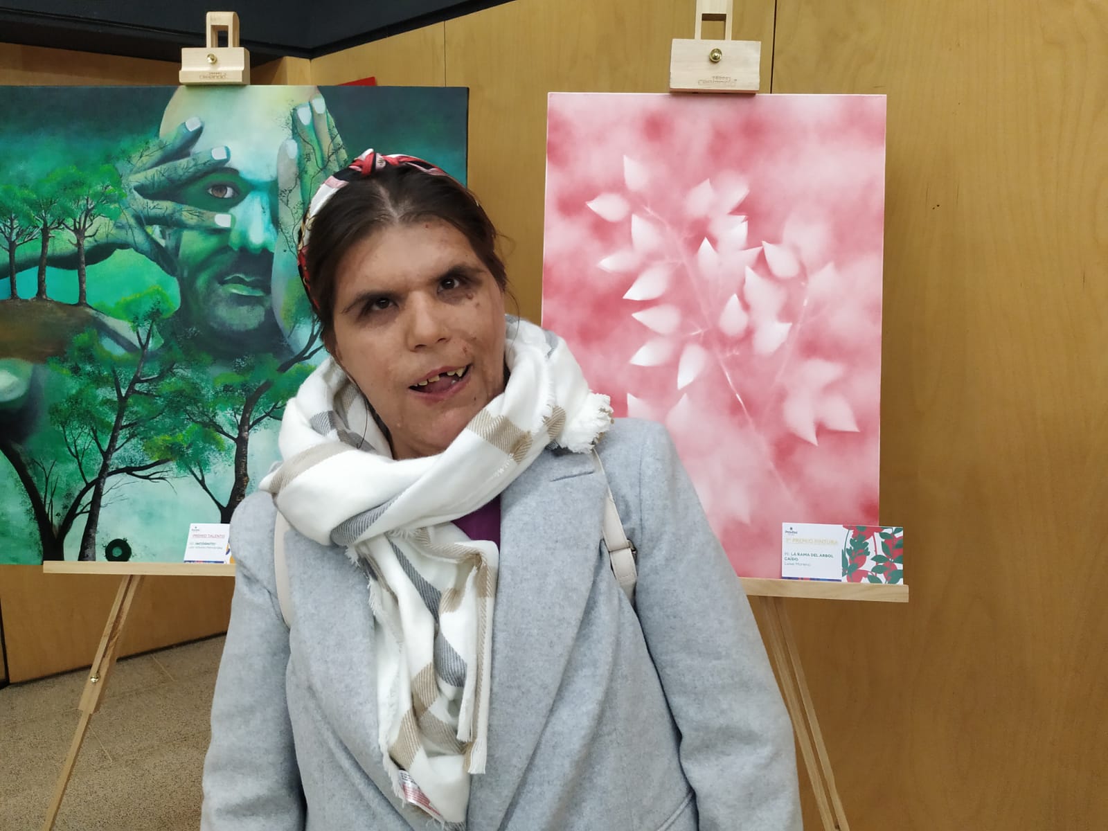 Luisa Moreno junto a su cuadro.