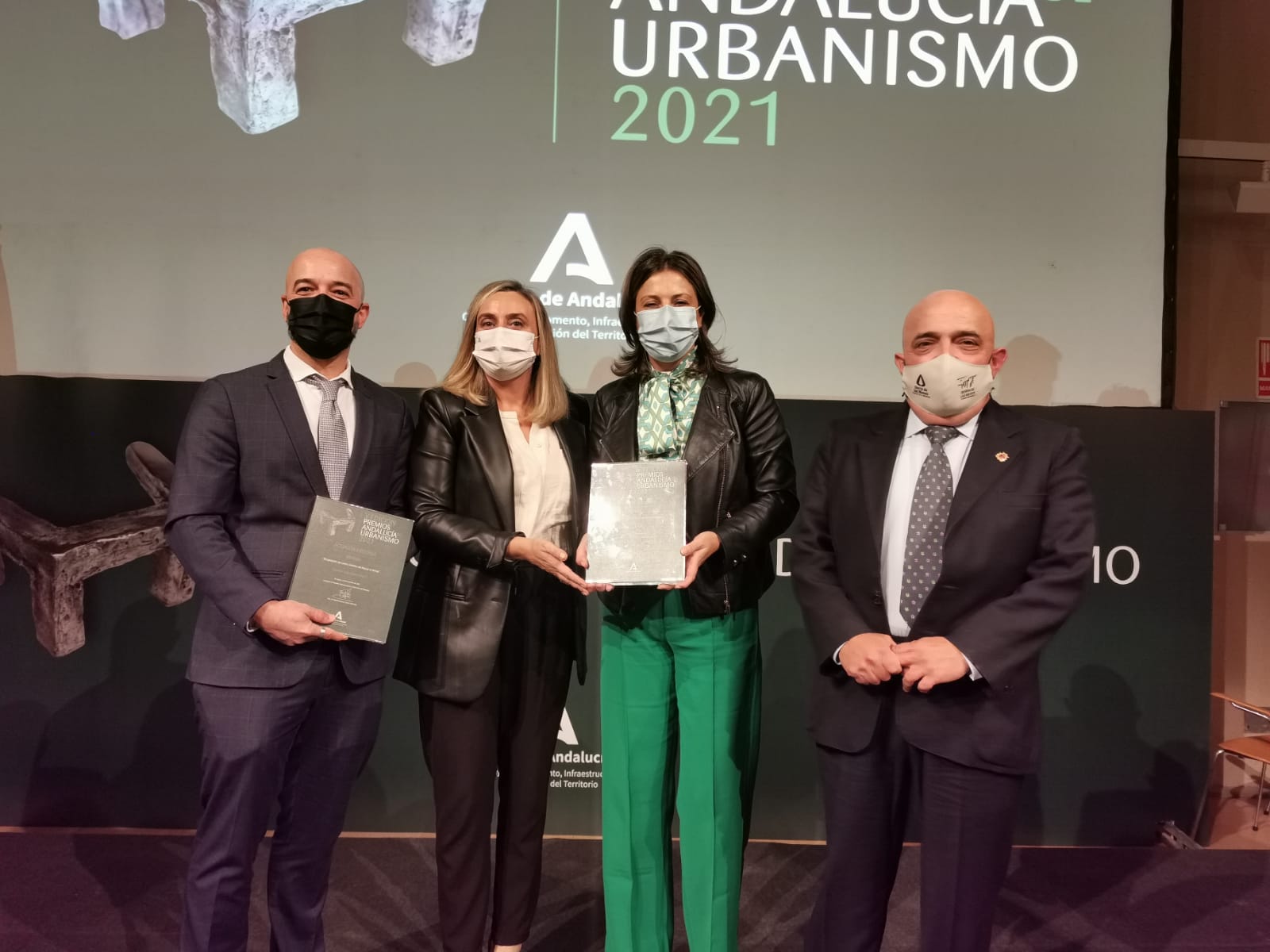 La alcaldesa, junto al primer teniente de alcalde, la consejera de Fomento y el arquitecto rondeño.