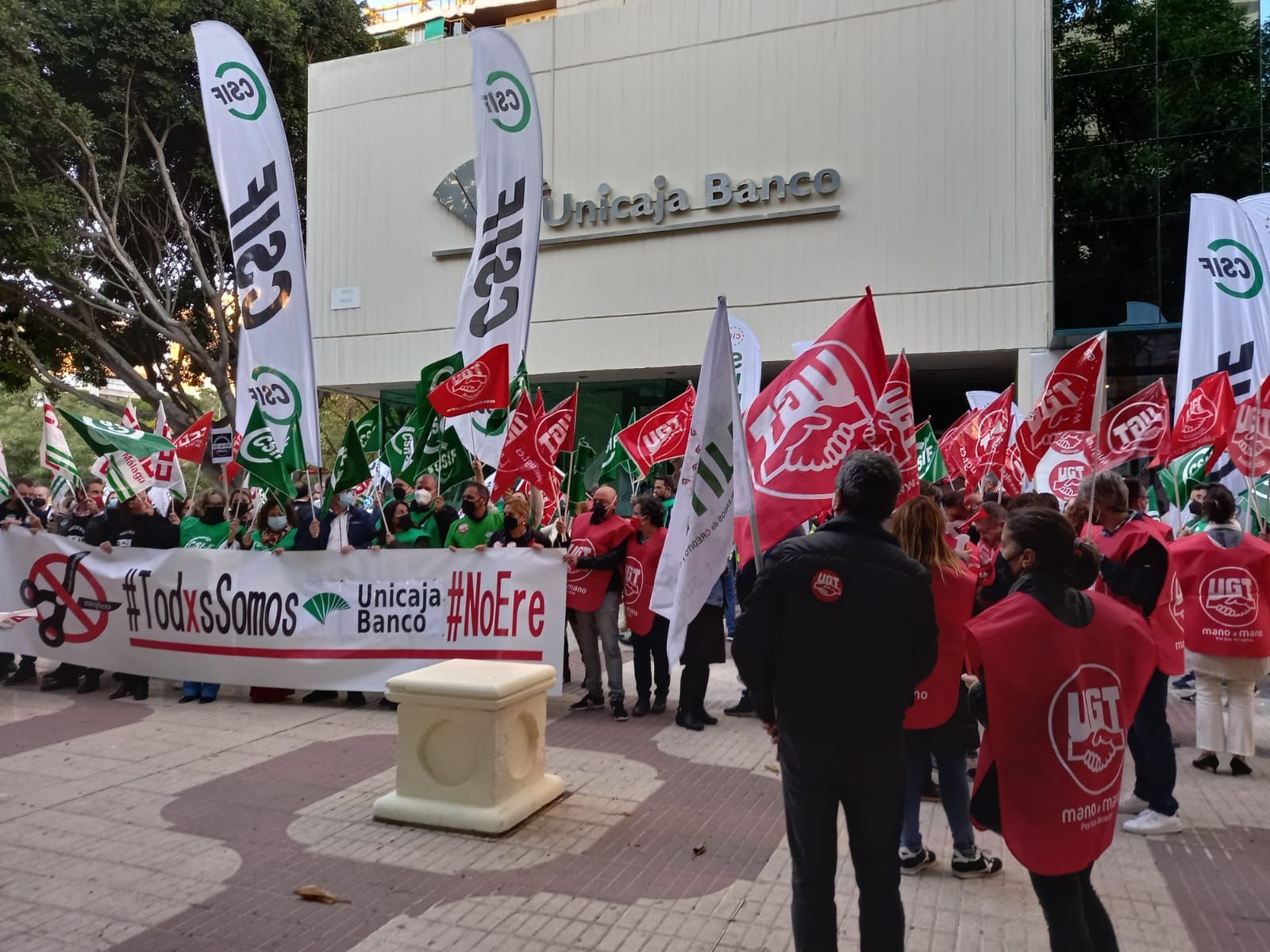 Más de 1.500 trabajadores de Unicaja se manifestaron en Málaga contra los ERE