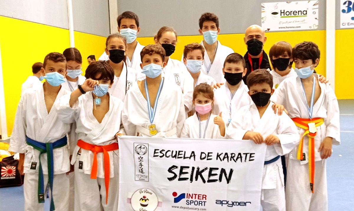 Los alumnos de kárate en el circuito provincial de Riogordo.