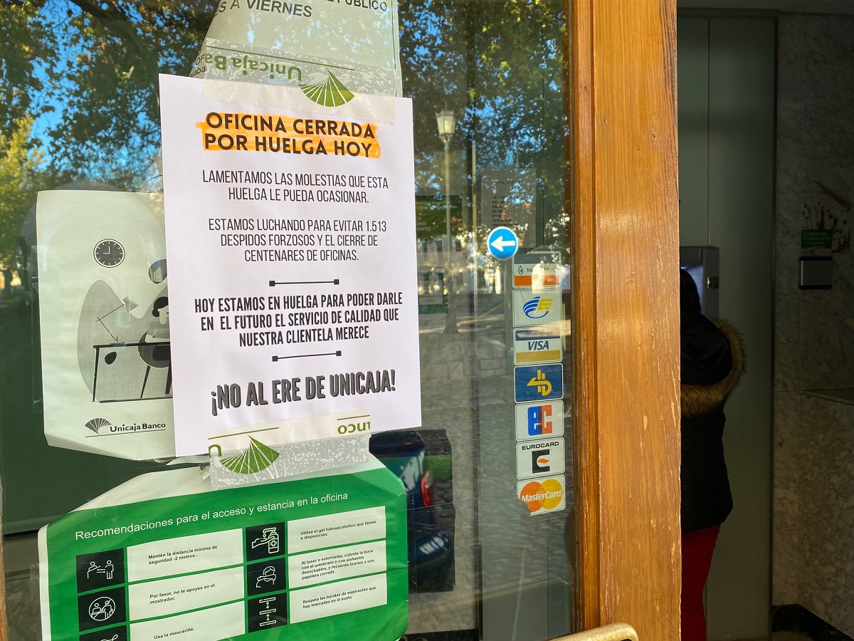 Este carel anunciando la huelga estaba esta mañana en una sucursal de Unicaja en Ronda.