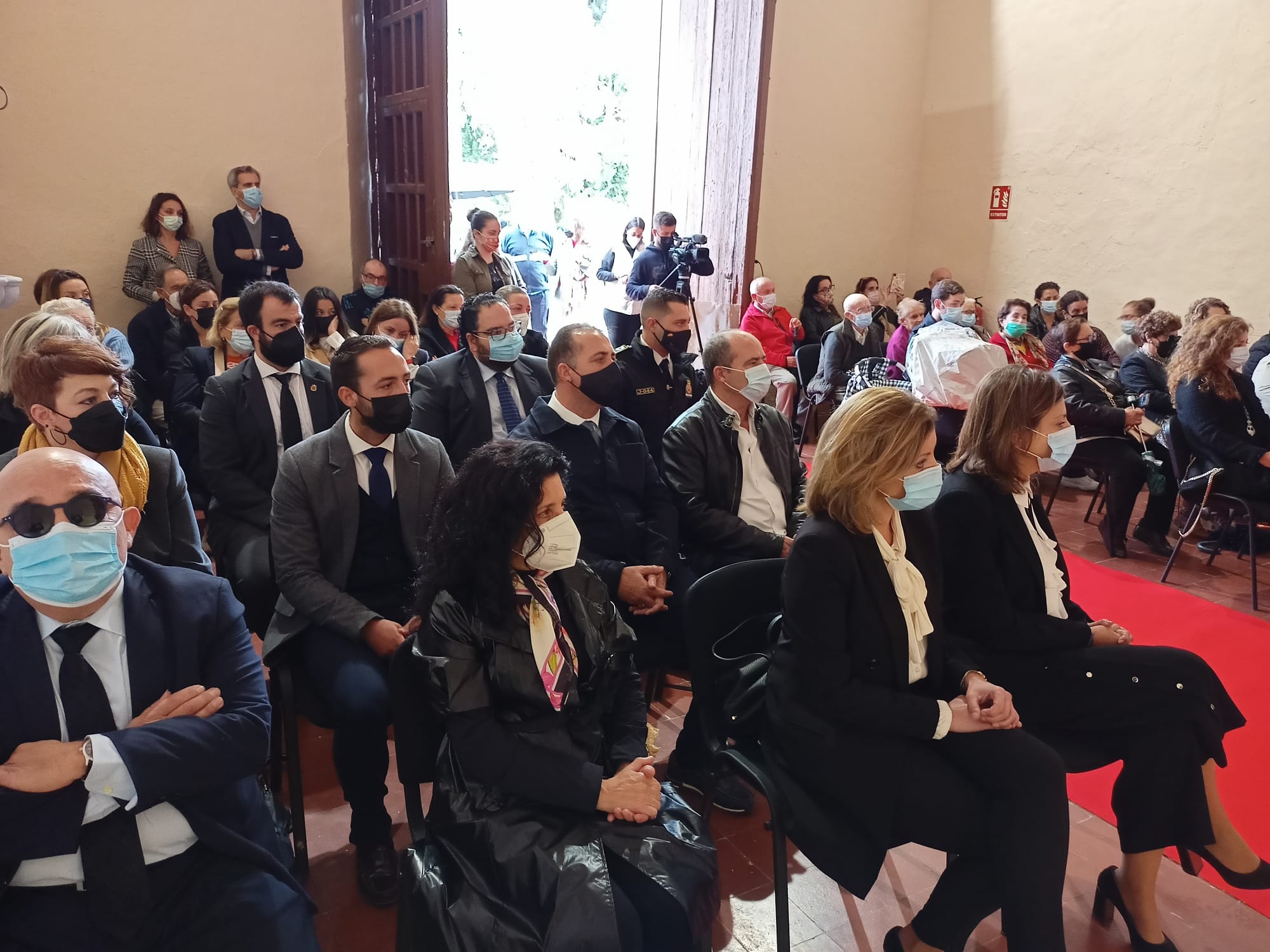 Autoridades civiles y militares han asistido al acto institucional en el Cementerio.