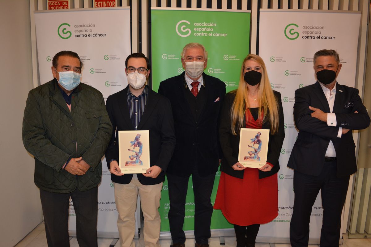 Los dos doctores rondeños en el momento de recibir las ayudas para la investigación.