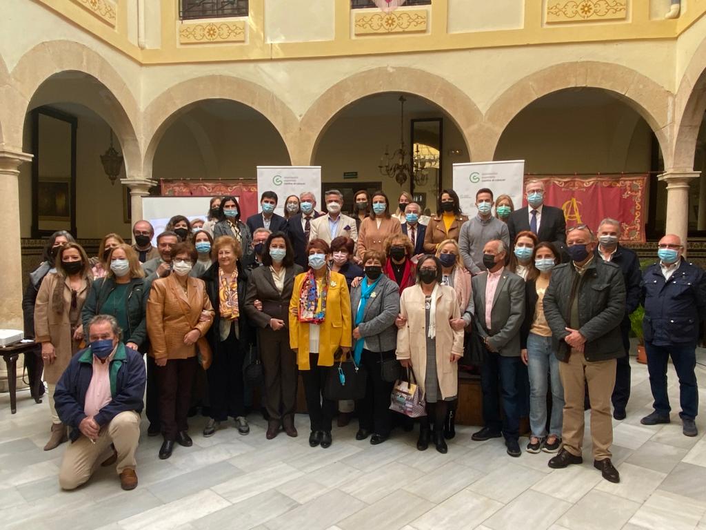 Numerosas autoridades y personas han asistido a la presentación de la nueva directiva.