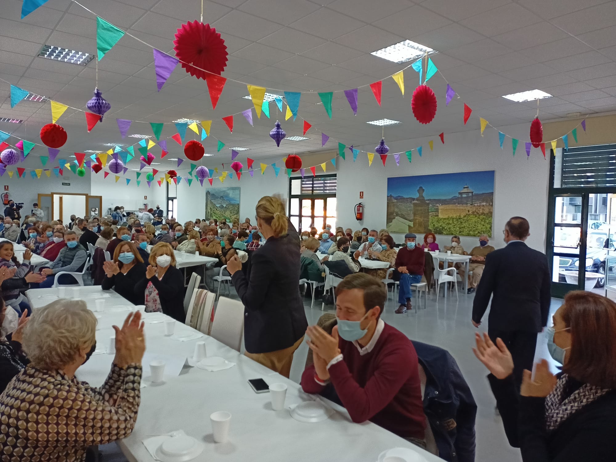 Numerosos miembros de AMARO han asistido a la merienda.