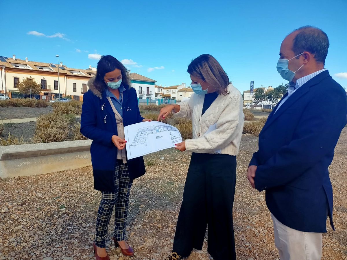 La alcaldesa ha presentado hoy el proyecto en el recinto que será reformado.