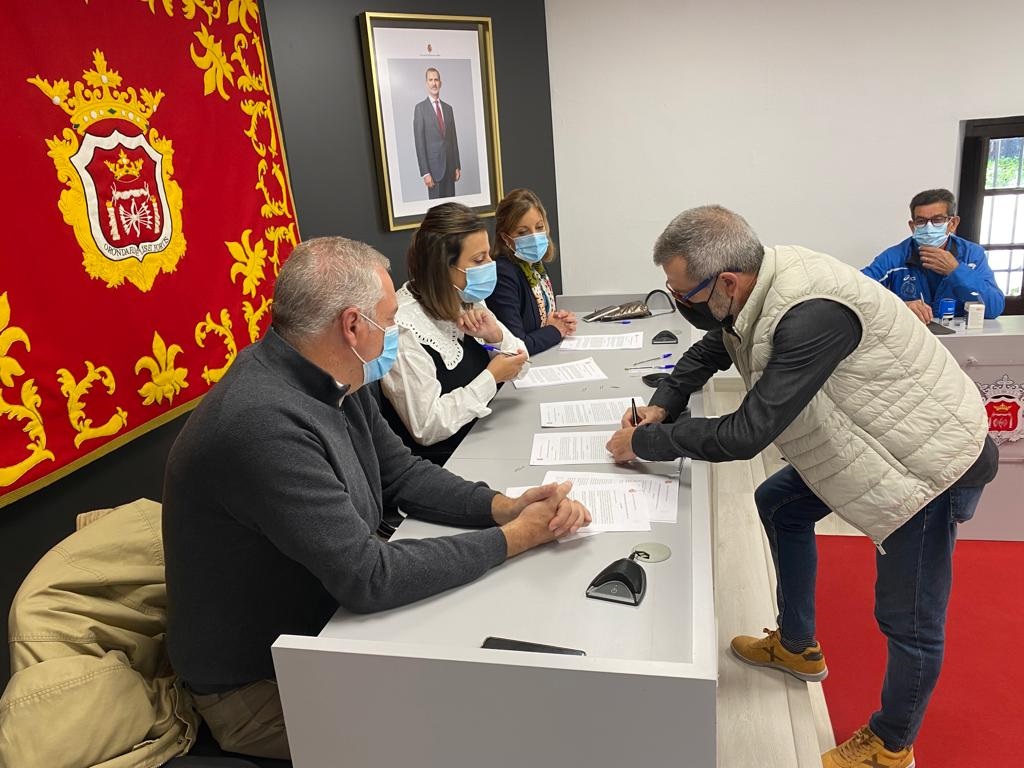 Momento en el que el presidente de CD Ronda firma el convenio con el Ayuntamiento.