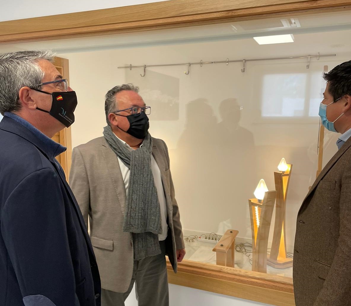 El presidente de la Diputación junto al alcalde de Gaucín en el nuevo tanatorio.