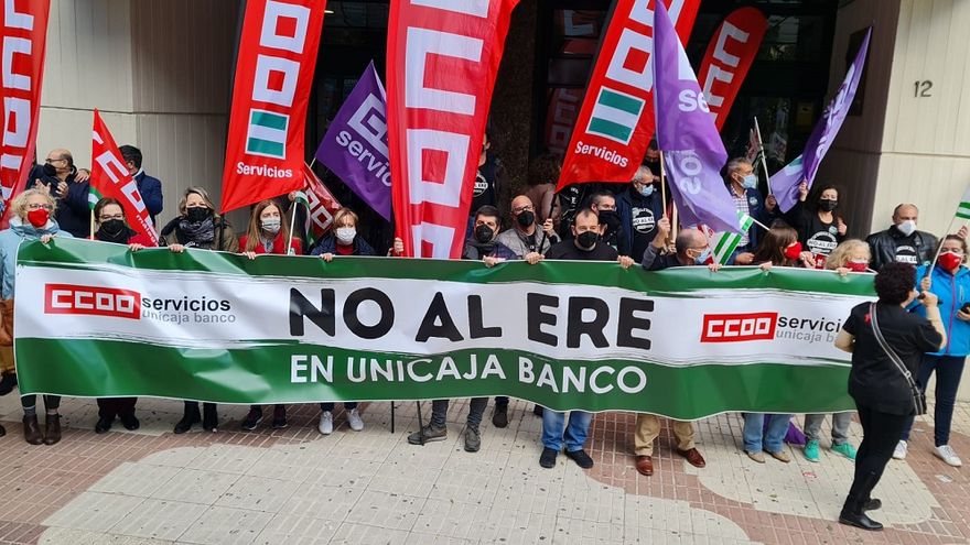 Los trabajadores de Unicaja han protagonizado hoy una segunda jornada de huelga.
