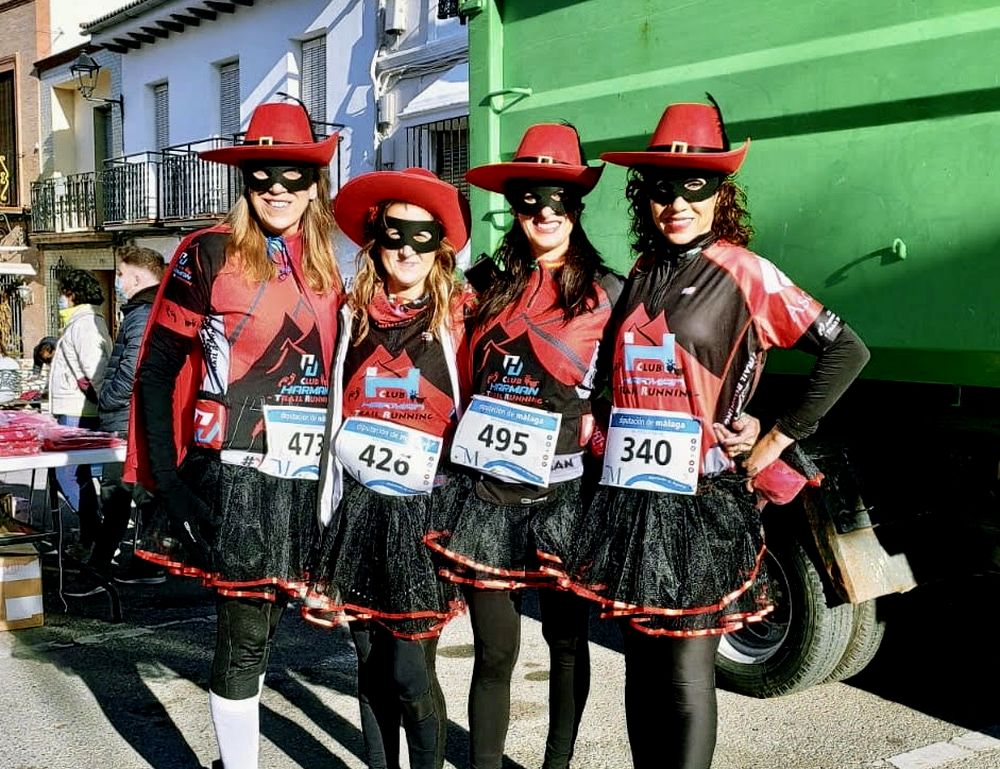 Las féminas del Club Harman disfrazadas en la San Silvestre de Arriate.