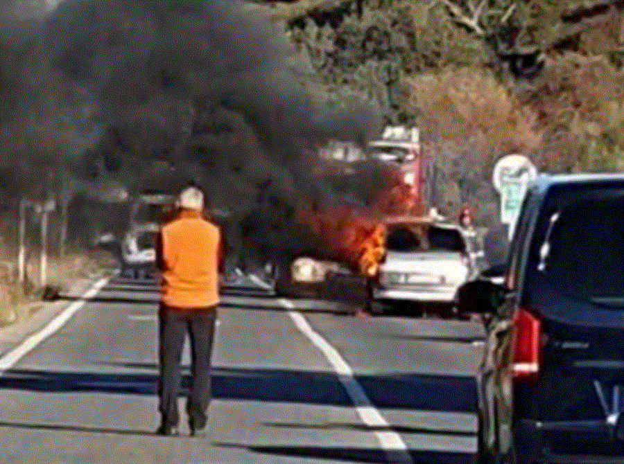 Imagen del coche en llamas en mitad de la carretera de Sevilla.
