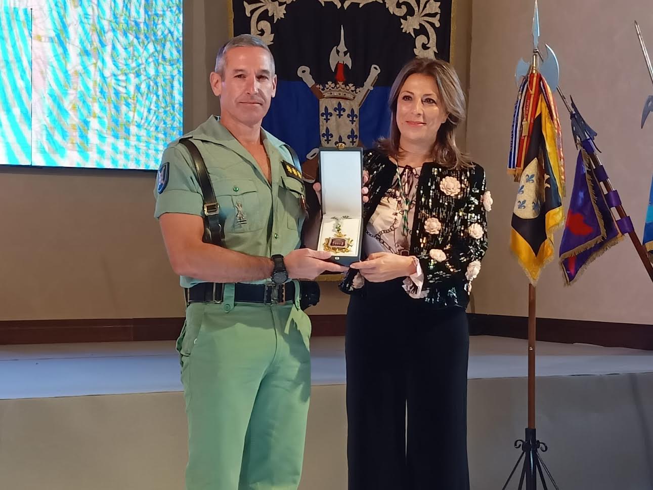 La alcaldesa ha entregado la medalla de la ciudad al coronel del Tercio Alejandro Farnesio 4º de la Legión.