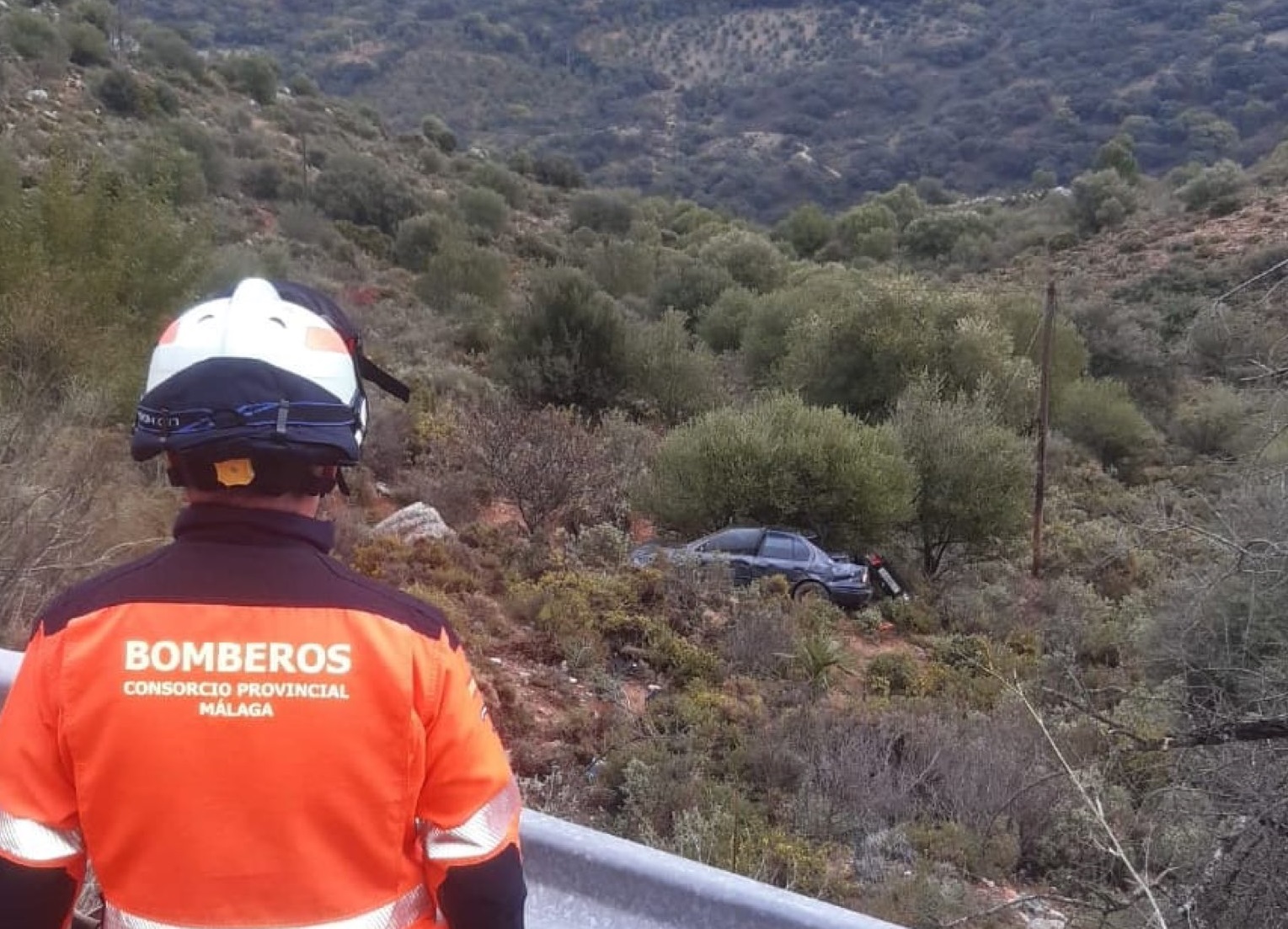 El vehículo se precipitó por un barranco de la carretera MA-8401 de Benaoján.