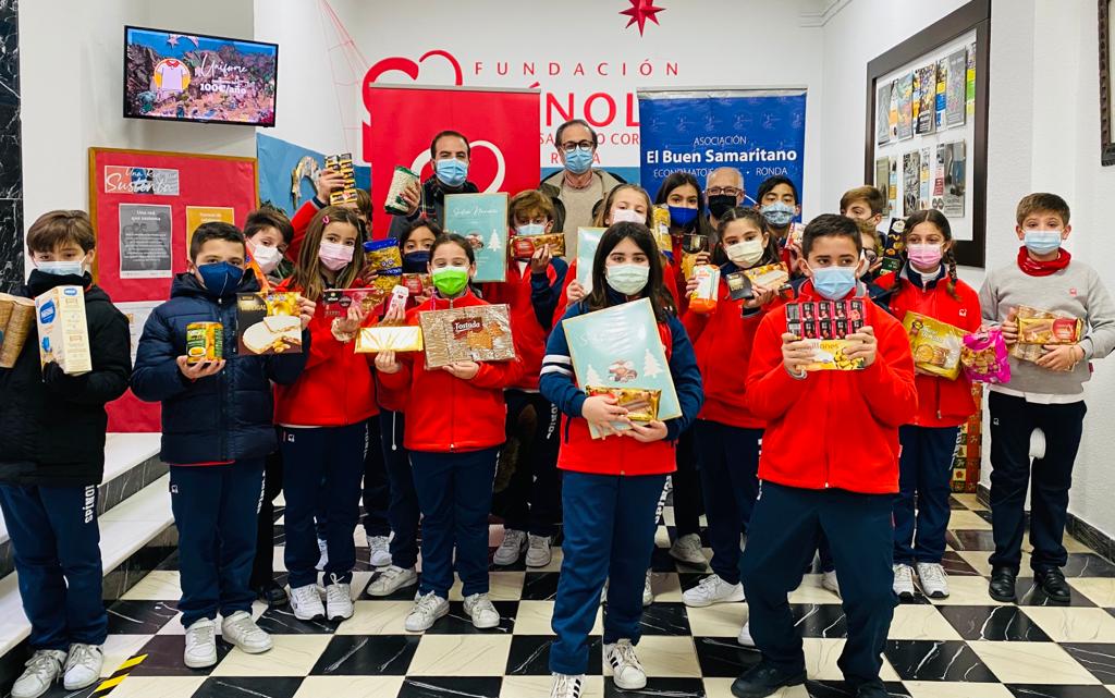 Un grupo de alumnos del centro muestran parte de los productos que serán donados.