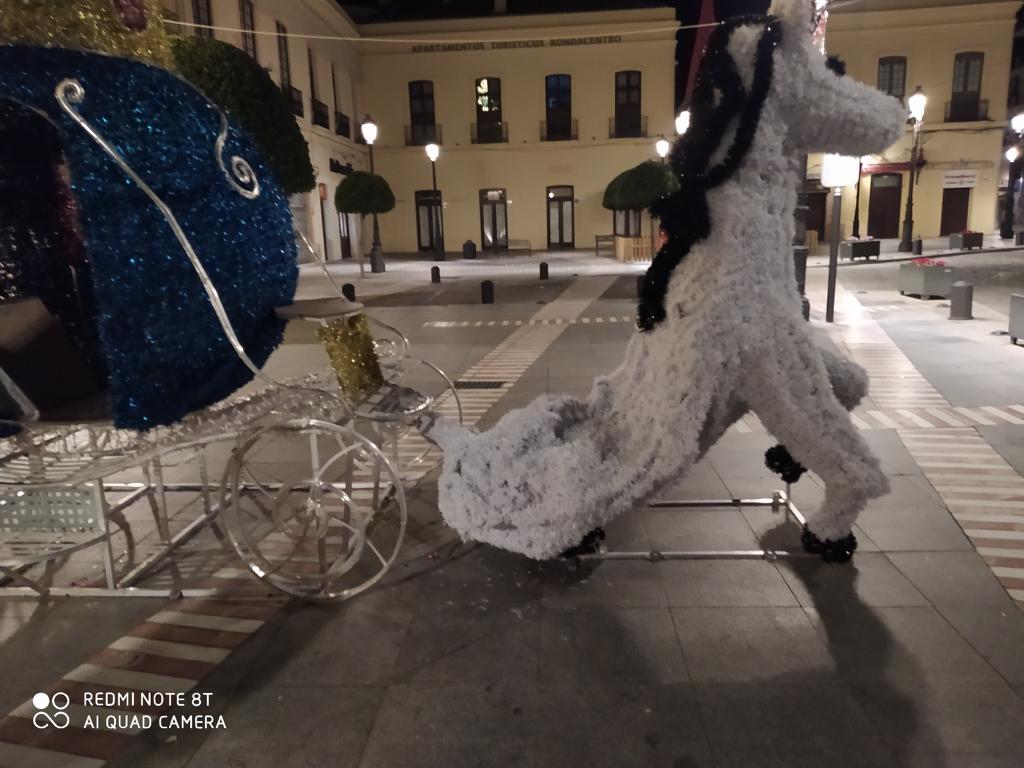 Estado en el que ha quedado la carroza navideña tras los actos vandálicos.