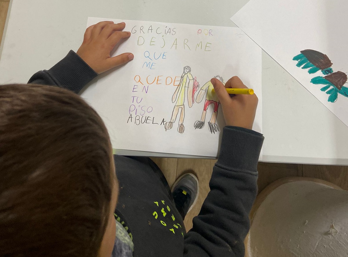 Un niño plasma en un dibujo sus recuerdos de la evacuación por el incendio.