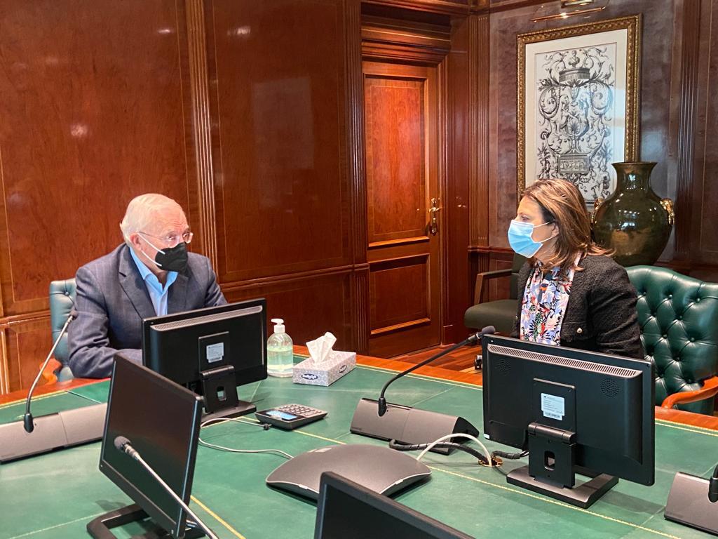 Momento del encuentro mantenido entre Fernández y Azuaga hoy en Málaga.