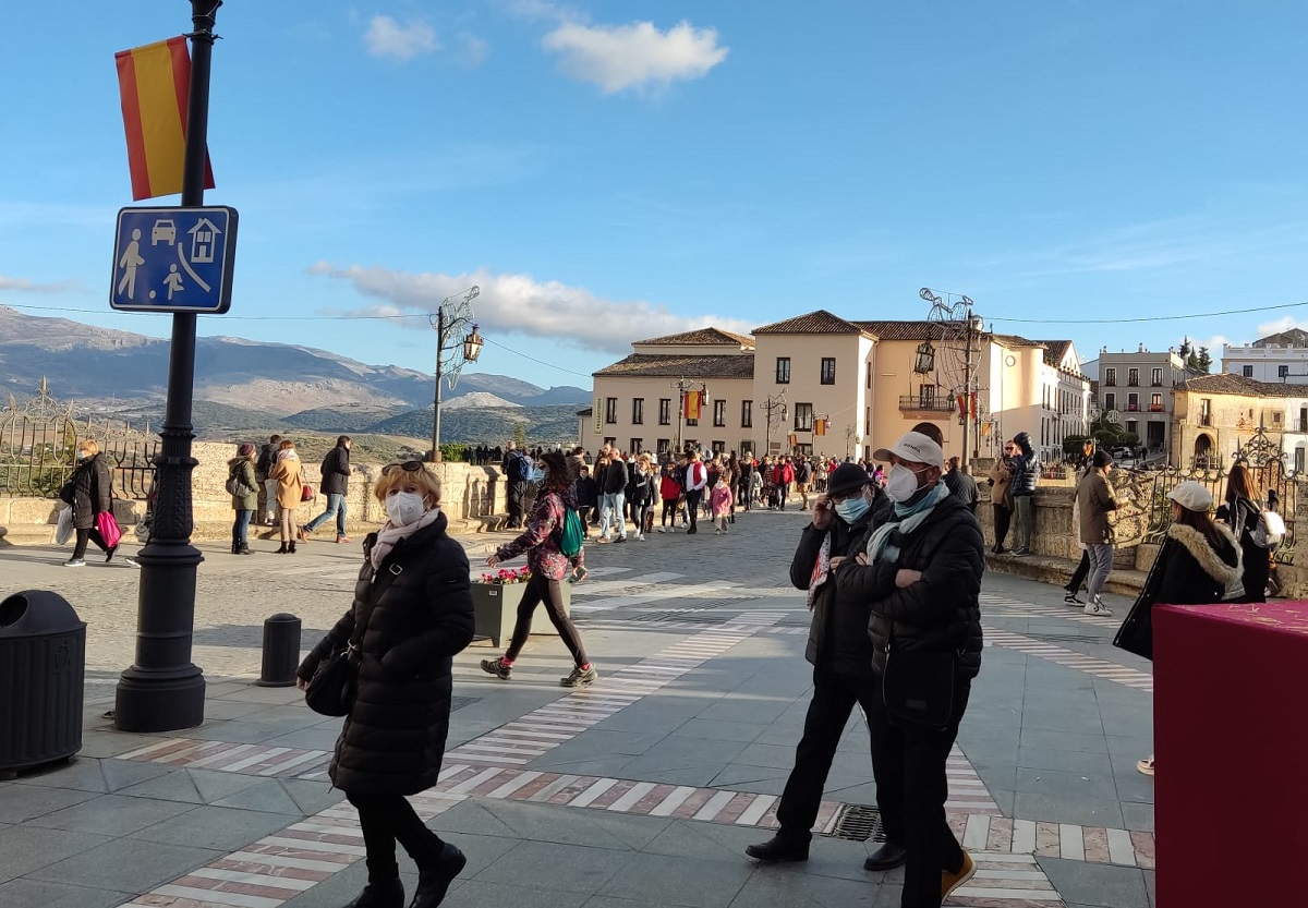 Los turistas llenaron las calles de Ronda durante el puente.