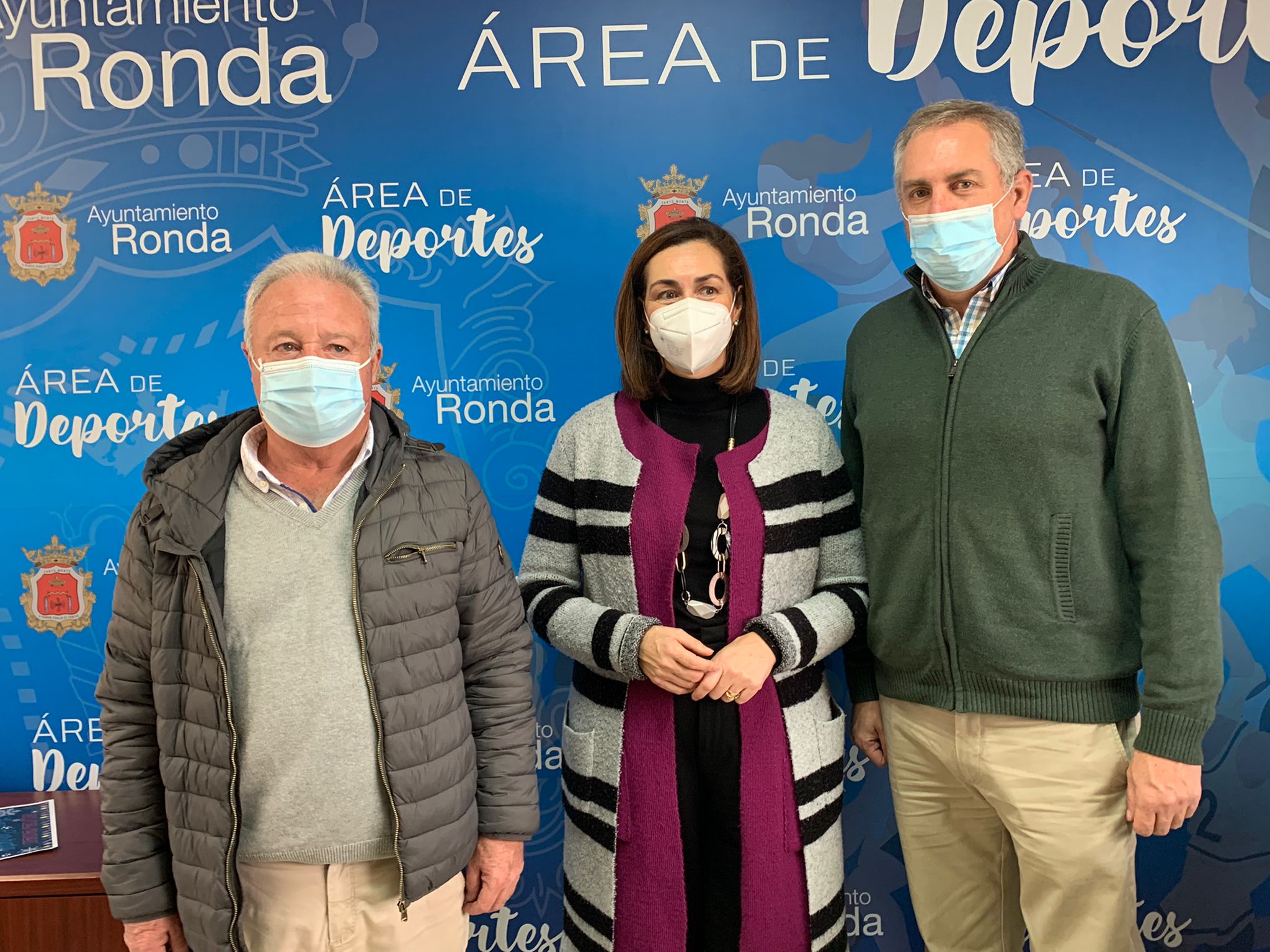 El organizador del torneo junto con los dos concejales.