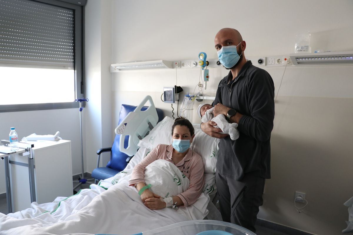 Francisco, con sus padres, en una de las habitaciones del Hospital de la Serranía.