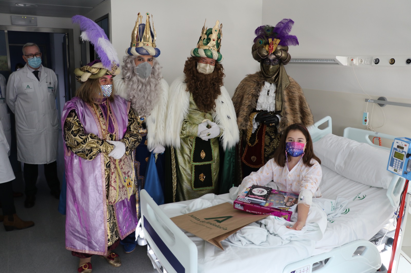 Los tres Reyes Magos con una pequeña paciente en el Hospital de la Serranía.